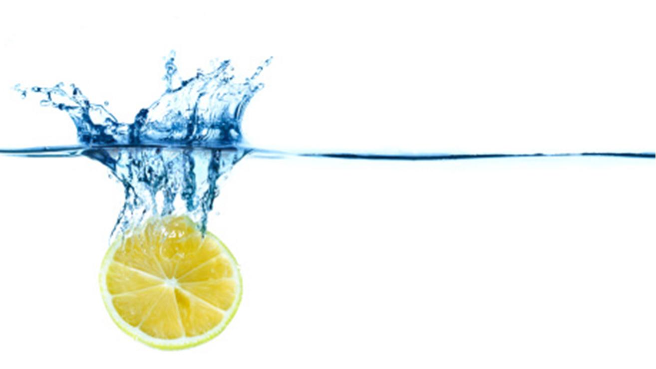lemon dropped in water